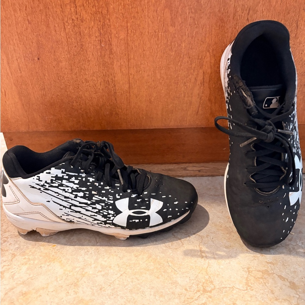⚾️ Under Armour Black and White baseball Cleats